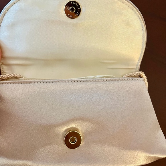 La Regale Women Crossbody Bag - Picture 3 of 6